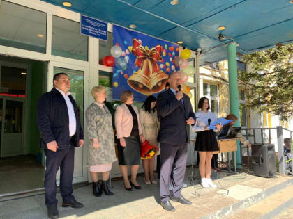 Александр Баранов поздравил учеников селятинской школы №2 с последним звонком