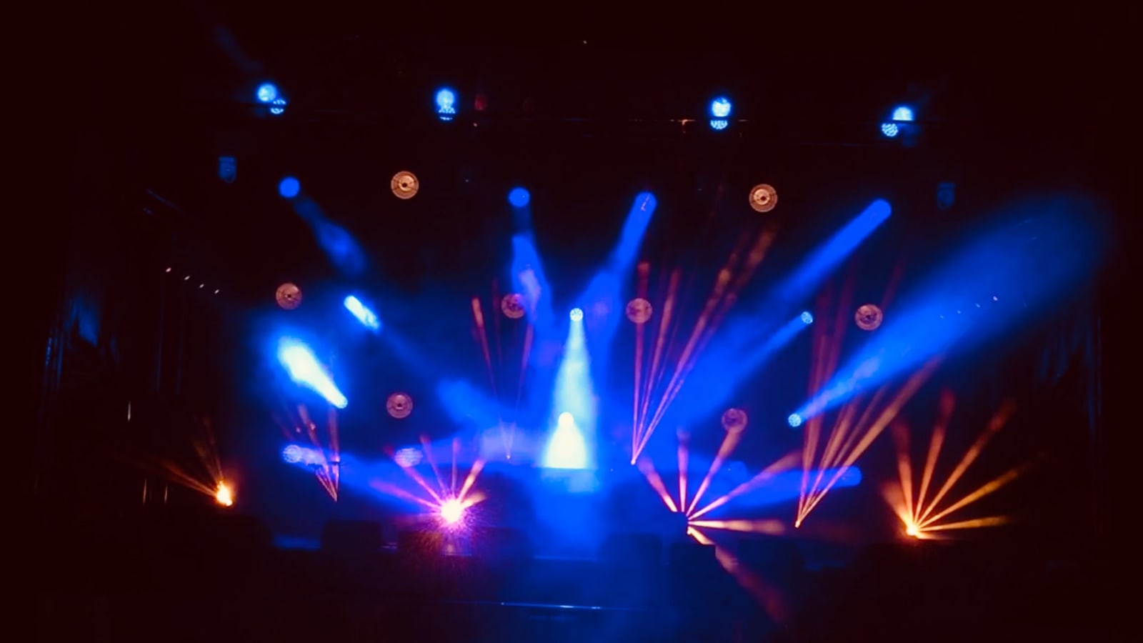 XCPH Company Calls on CHAUVET Professional for du Tour Vibration
