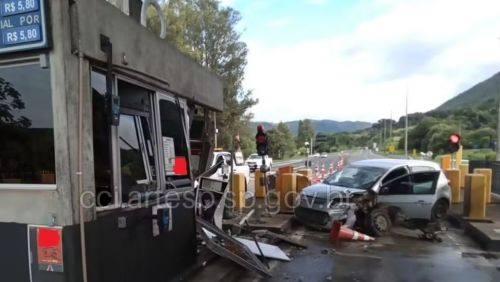 Motorista colide com barreira e cabine de pedágio na SP-342 em Águas da Prata