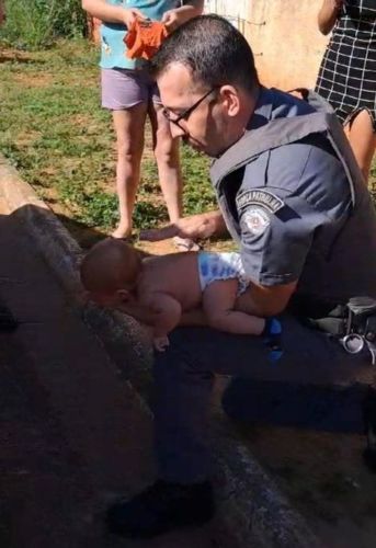 Polícia Militar de Tambaú salva bebê engasgado em ação rápida e heroica