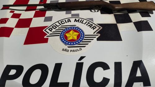 Briga de casal termina com apreensão de espingarda pela Polícia Militar em Tambaú