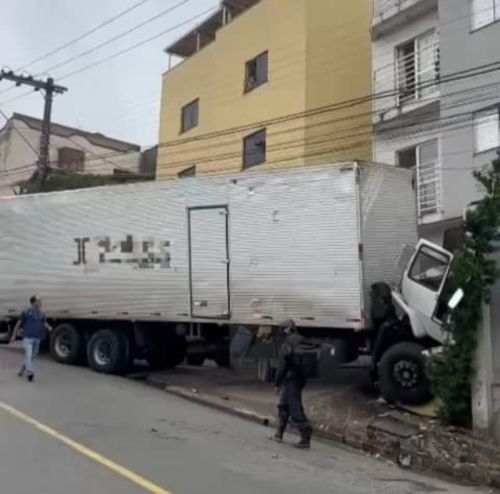 Caminhoneiro salta de veículo em movimento para evitar tragédia em Poços de Caldas
