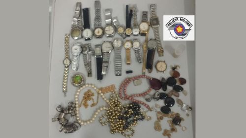 Ação policial recupera relógios antigos e pedras preciosas após roubo em residência em Tambaú