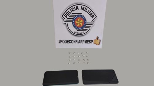 Polícia Militar encontra drogas em terreno baldio e prende mulher em Casa Branca