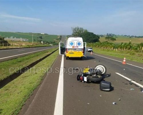 Motociclista morre em colisão com caminhão na SP-344, sentido Aguaí