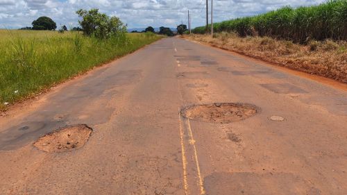 Moradores denunciam buracos em importante avenida na entrada de Casa Branca, que dá acesso ao Santuário Nossa Senhora do Desterro 
