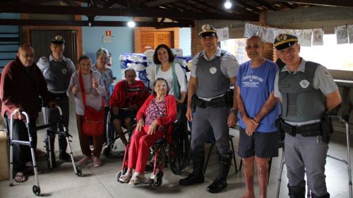 Solidariedade que Transforma: 4º BPRv entrega quase 2 mil fraldas geriátricas a lar de idosos em Mogi Mirim