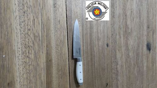 PM prende homem com faca por violência doméstica e descumprimento de medida protetiva em Casa Branca