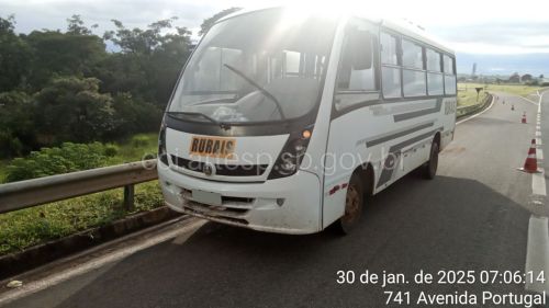 Micro-ônibus sofre pane mecânica e interdita faixa de aceleração na SP-340 em Casa Branca