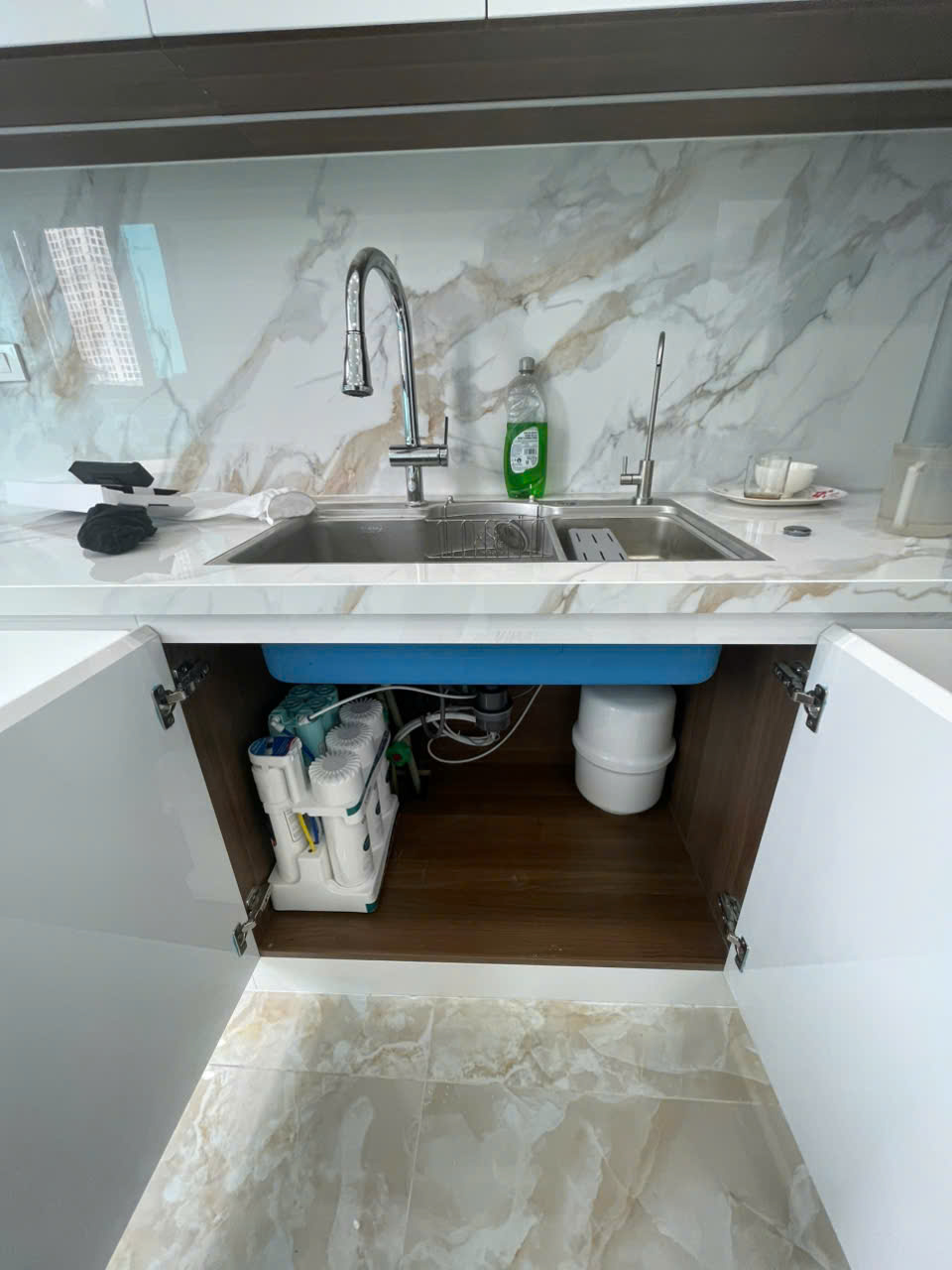 Hình ảnh thực tế lắp đặt máy lọc nước Karofi KAQ-U96 PRO dưới gầm chậu rửa bát tại nhà khách hàng - Lọc Nước Ngọc Linh