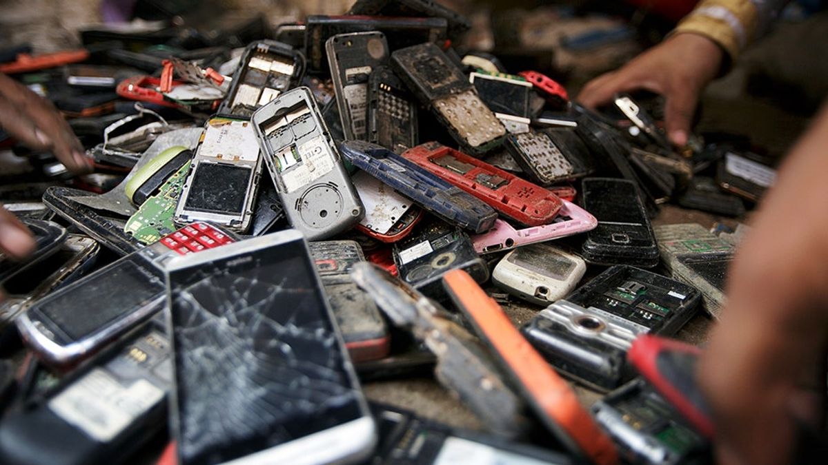 An innovative method utilizes cooking oil to extract silver from electronic waste components, offering a more sustainable recycling solution. Credit: a57.foxnews.com