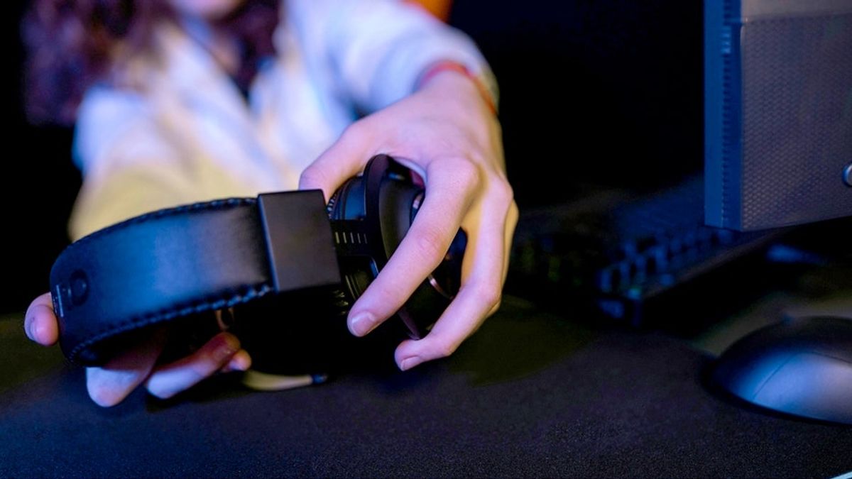 Illustration of a person using wireless headphones, symbolizing the widespread use of Fast Pair technology and its associated security challenges. Credit: a57.foxnews.com