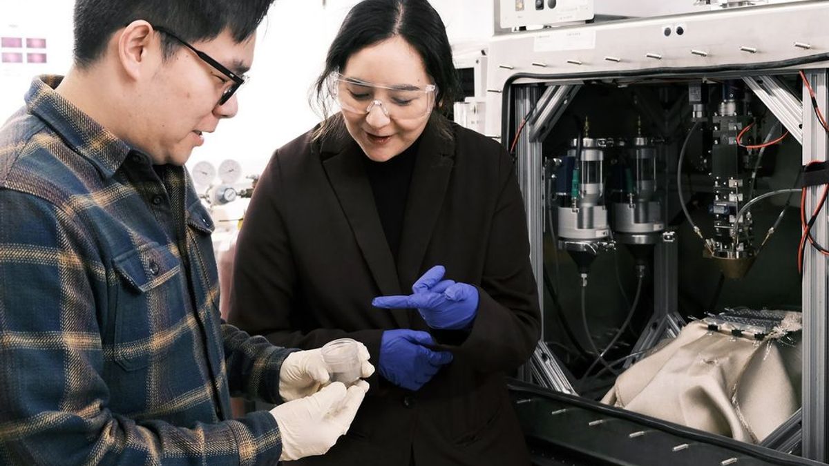 An artist's impression of a lunar base being constructed with advanced manufacturing techniques. Credit: spectrum.ieee.org