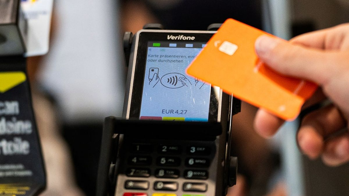 Illustration of a credit card being tapped for payment. Credit: a57.foxnews.com