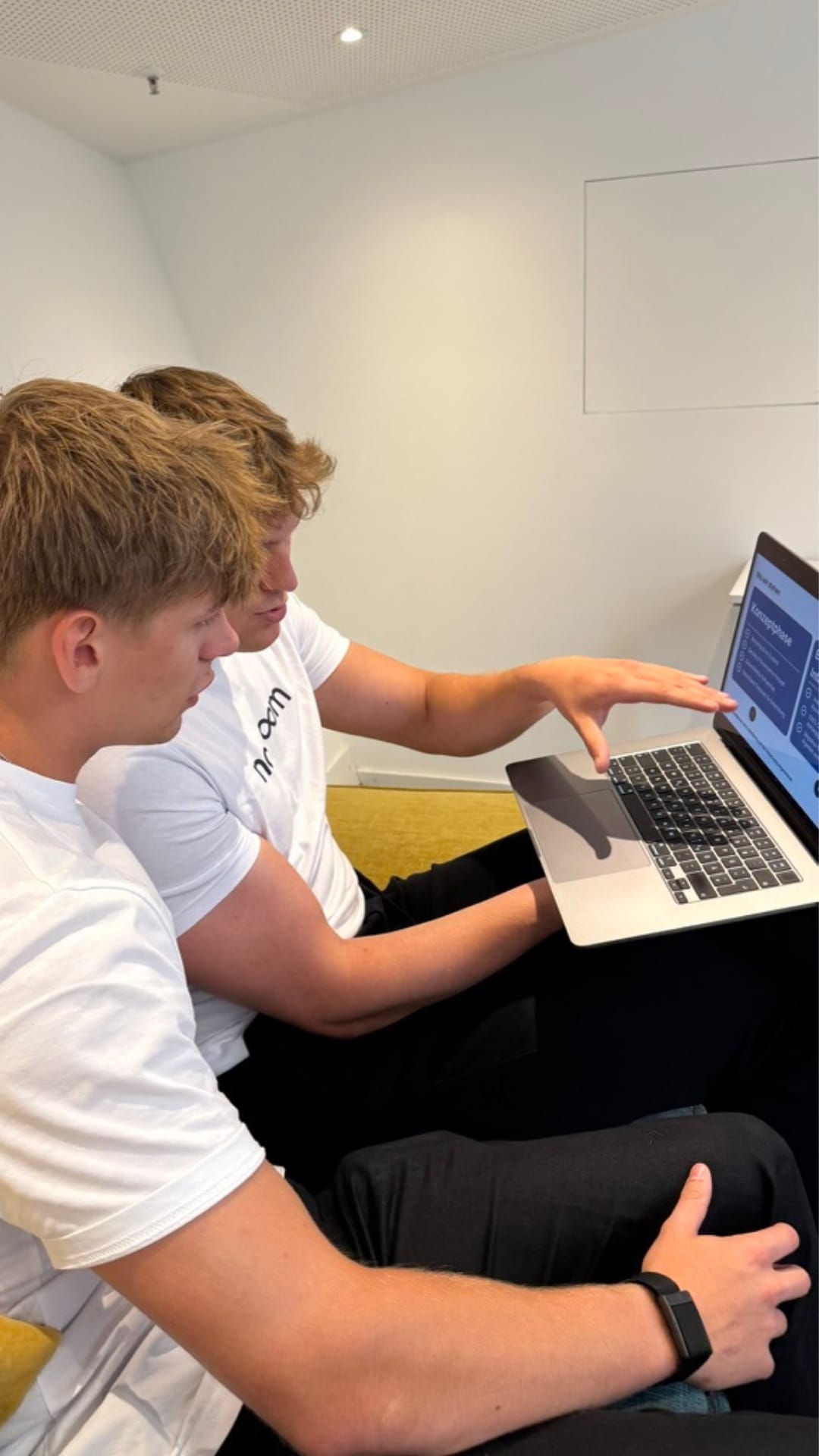 Zwei Nordloom-Kollegen bei der gemeinsamen Konzeptarbeit am Laptop