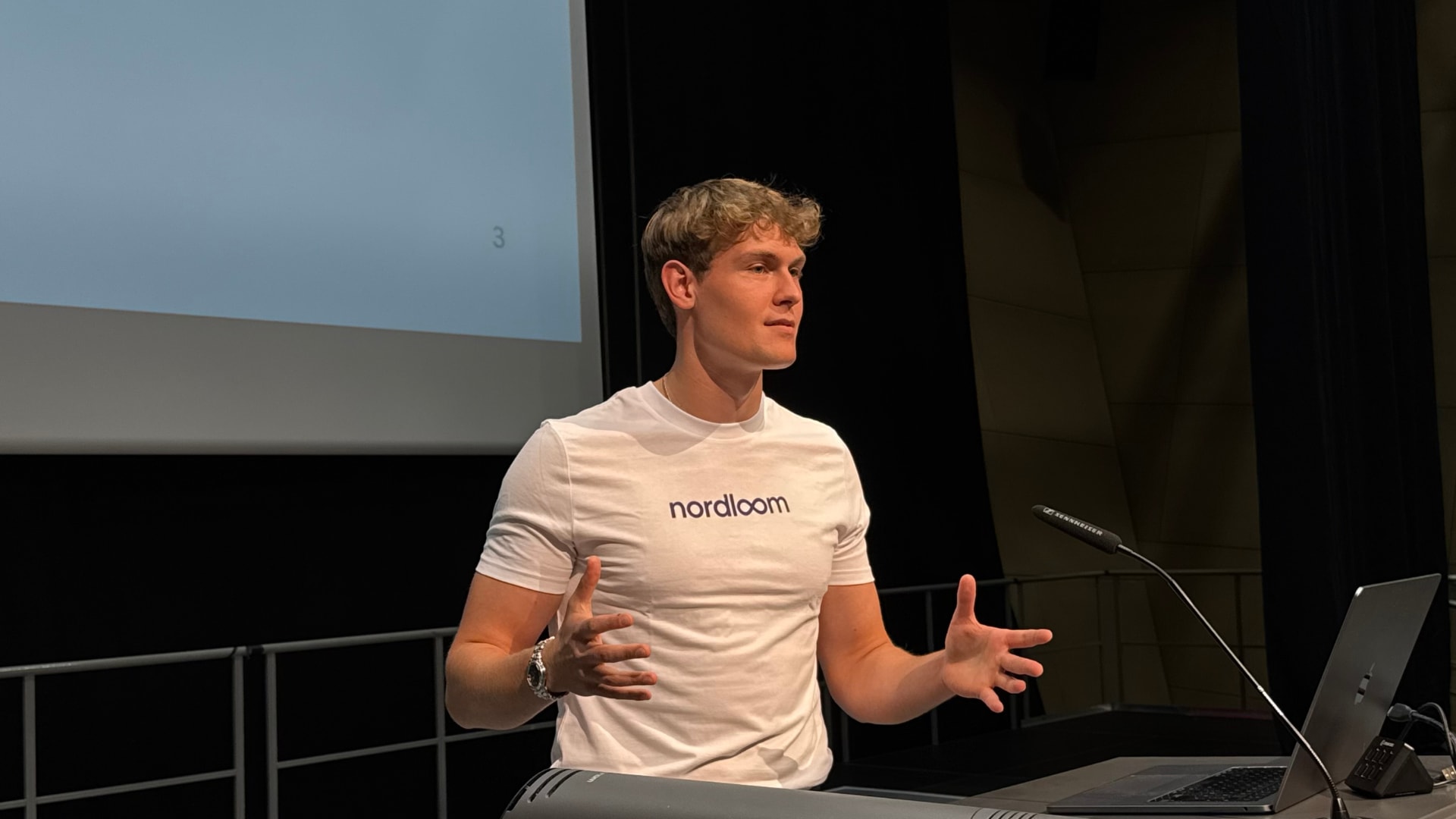 Nordloom bei einem Vortrag vor Publikum