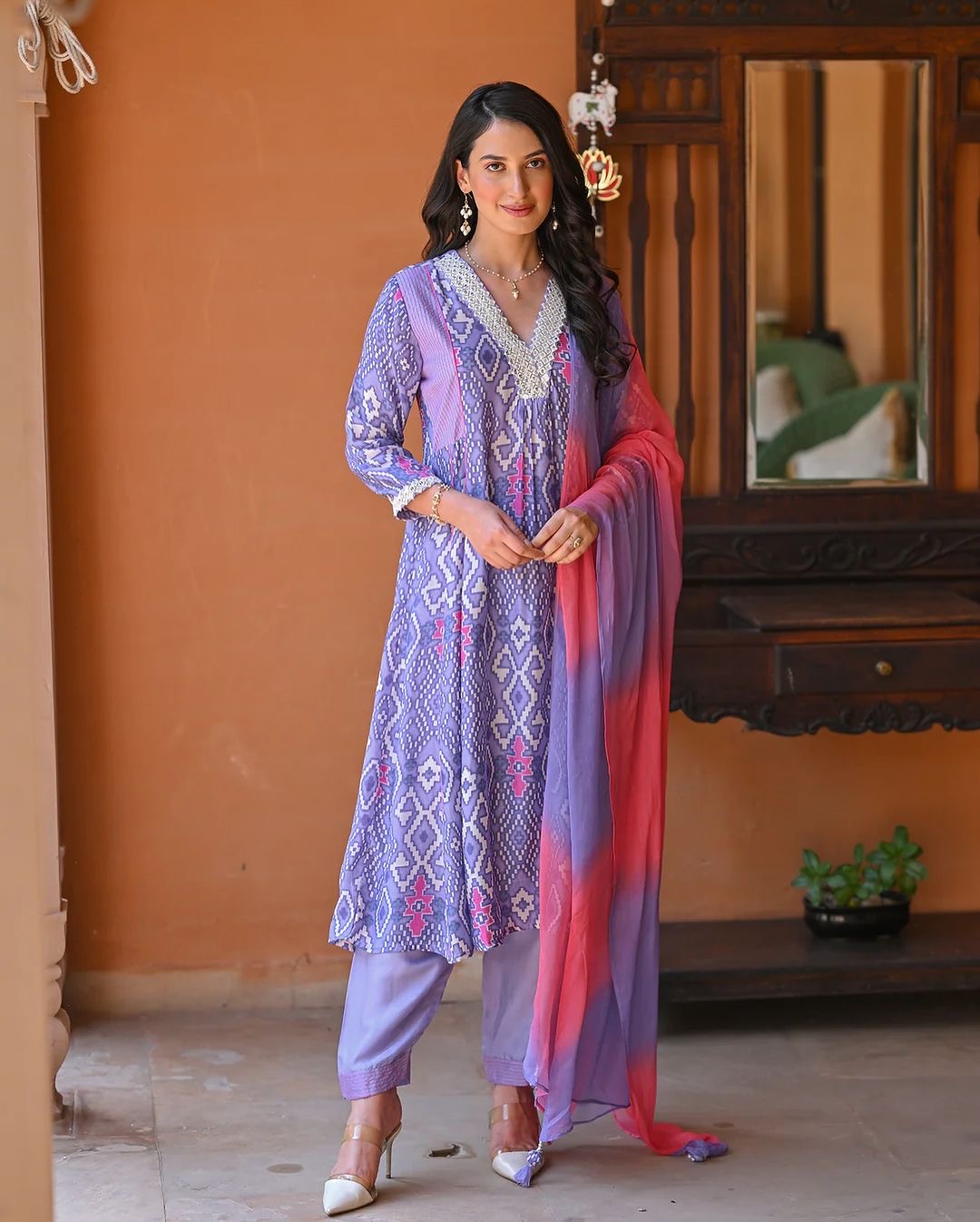Look straight out of a dreamy movie set as  you turn around and walk in this elegant flaired suit ! The perfect of traditional wear   🦋🦋🦋🦋🦋🦋🦋🦋  New  Anarkali kurta set with new style in saganeri  print