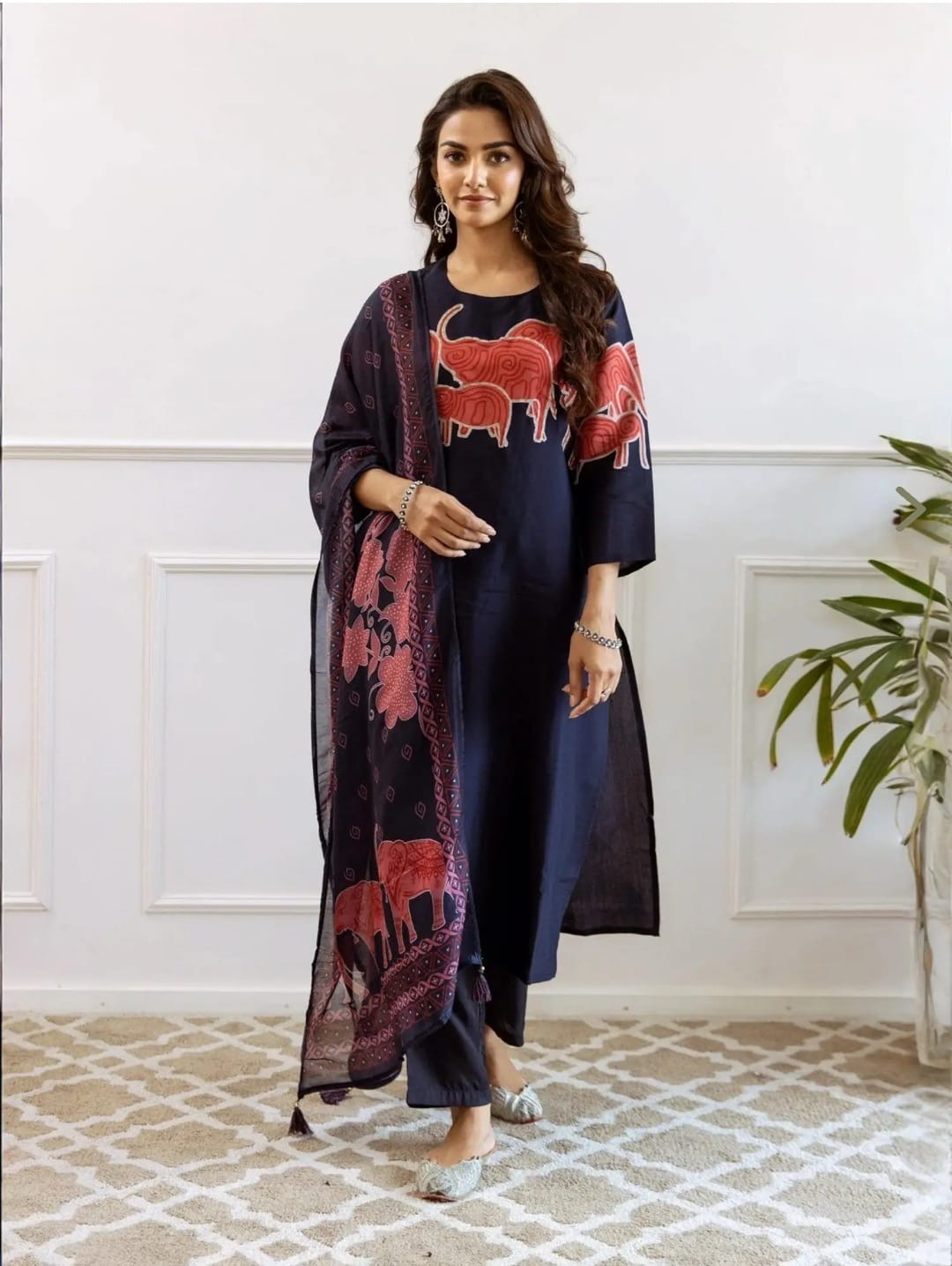 Beutiful Suit Set*  SHOWROOM PIECE🌼  Designer cotton suit 🌙*  Featuring beautiful Heavy Suit Set which is beautifully decorated with handwork weaving and prints. It i paired with matching pants and  dupatta.
