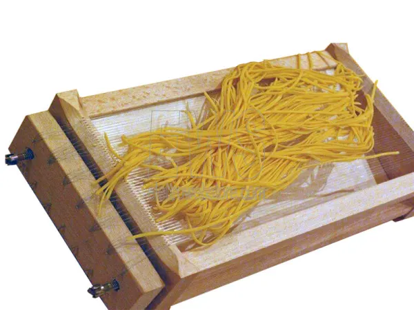 Chitarra taglia pasta legno maccheroni chitarra tagliatelle con mattarello