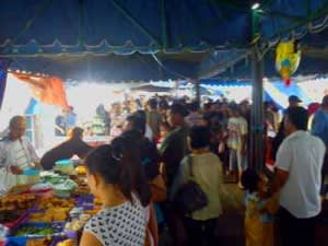 Pengunjung pasar wadai. (Kamis, 04/08/2011. Photo: Pnet)
