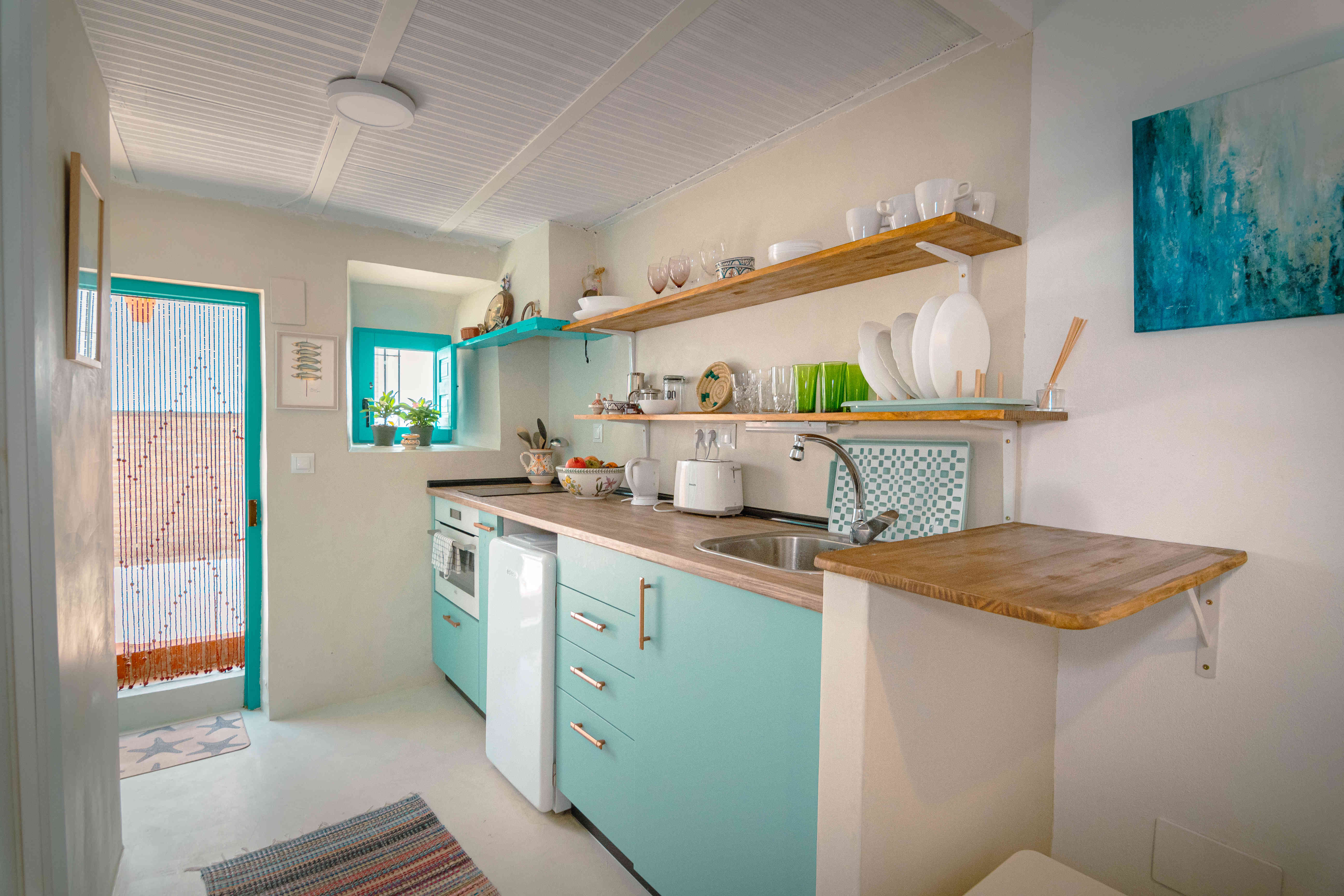 Cocina y puerta de entrada casita pescadores