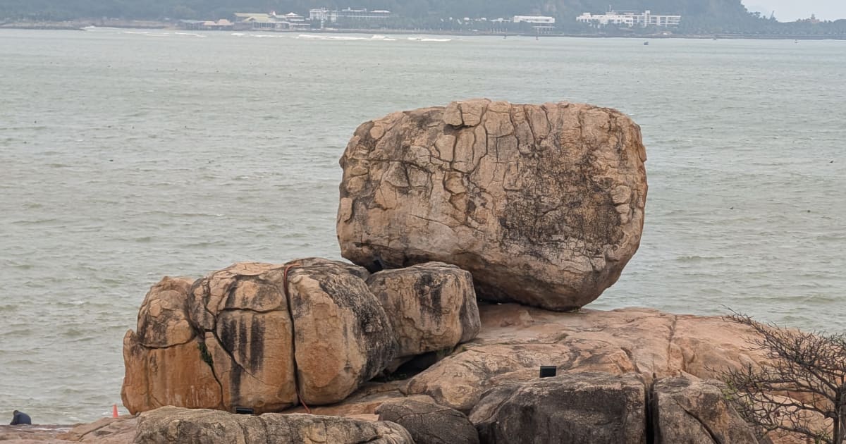Hòn Chồng (Hòn Chồng Rock Formation)