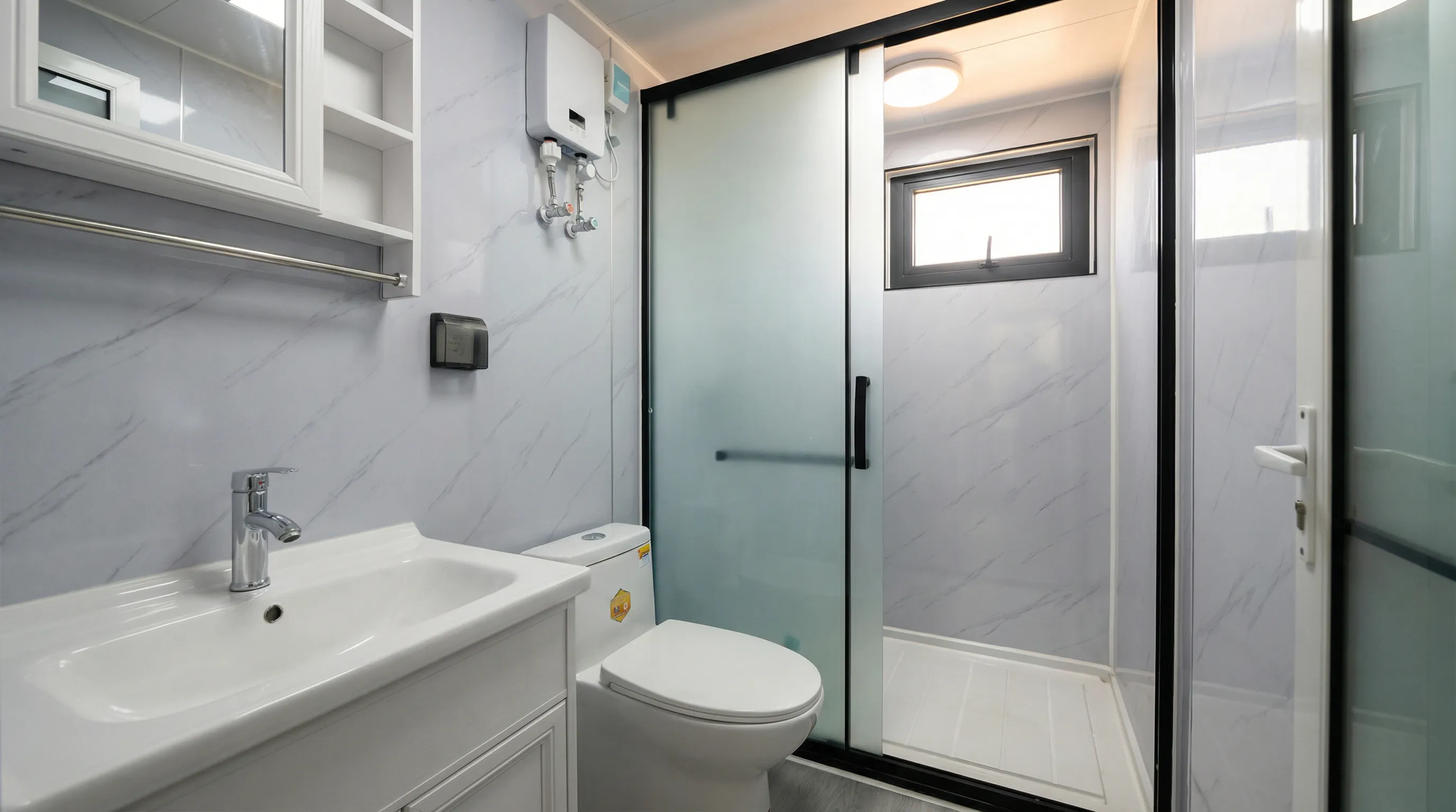 Baño equipado con mampara y termotanque