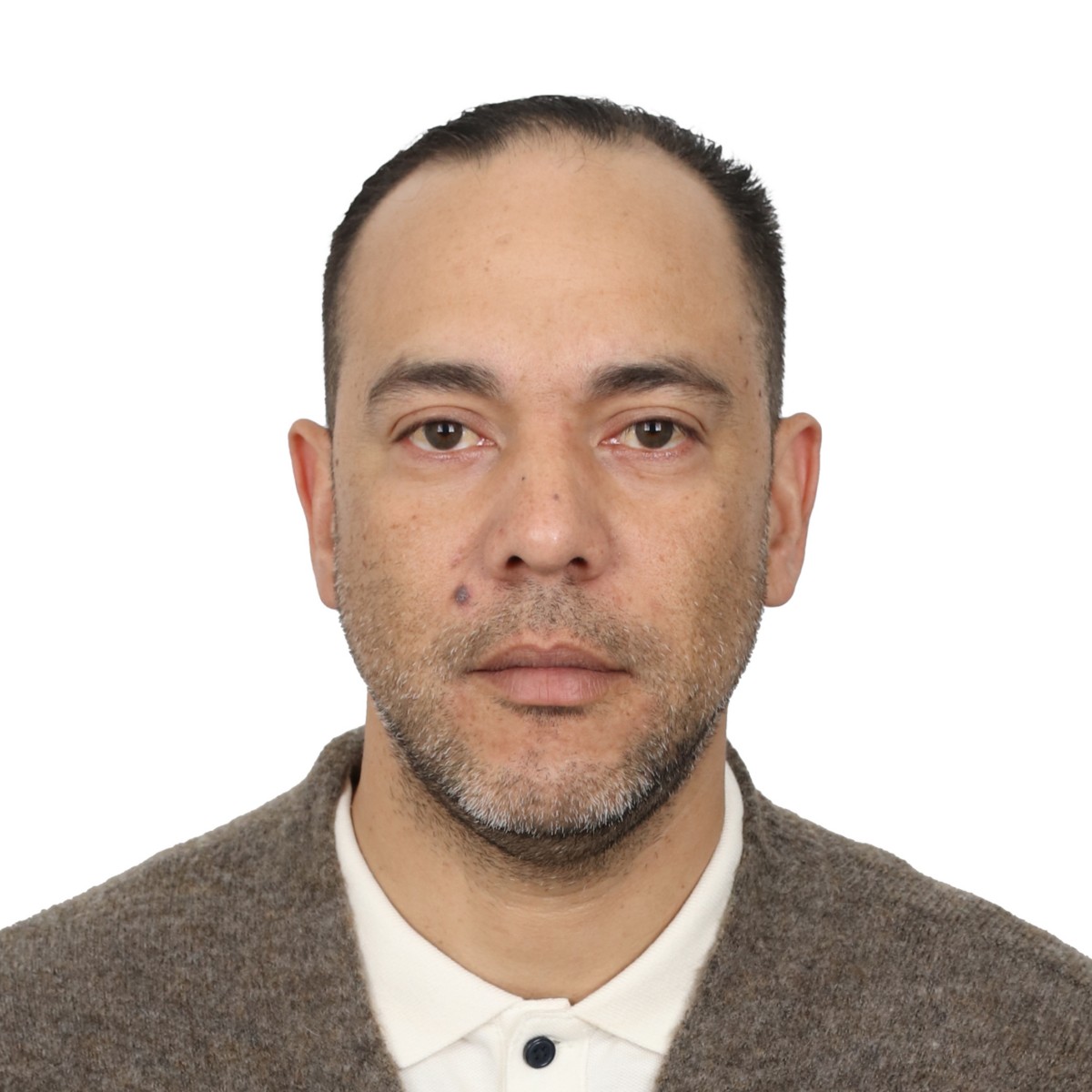 Un retrato profesional de un desarrollador.