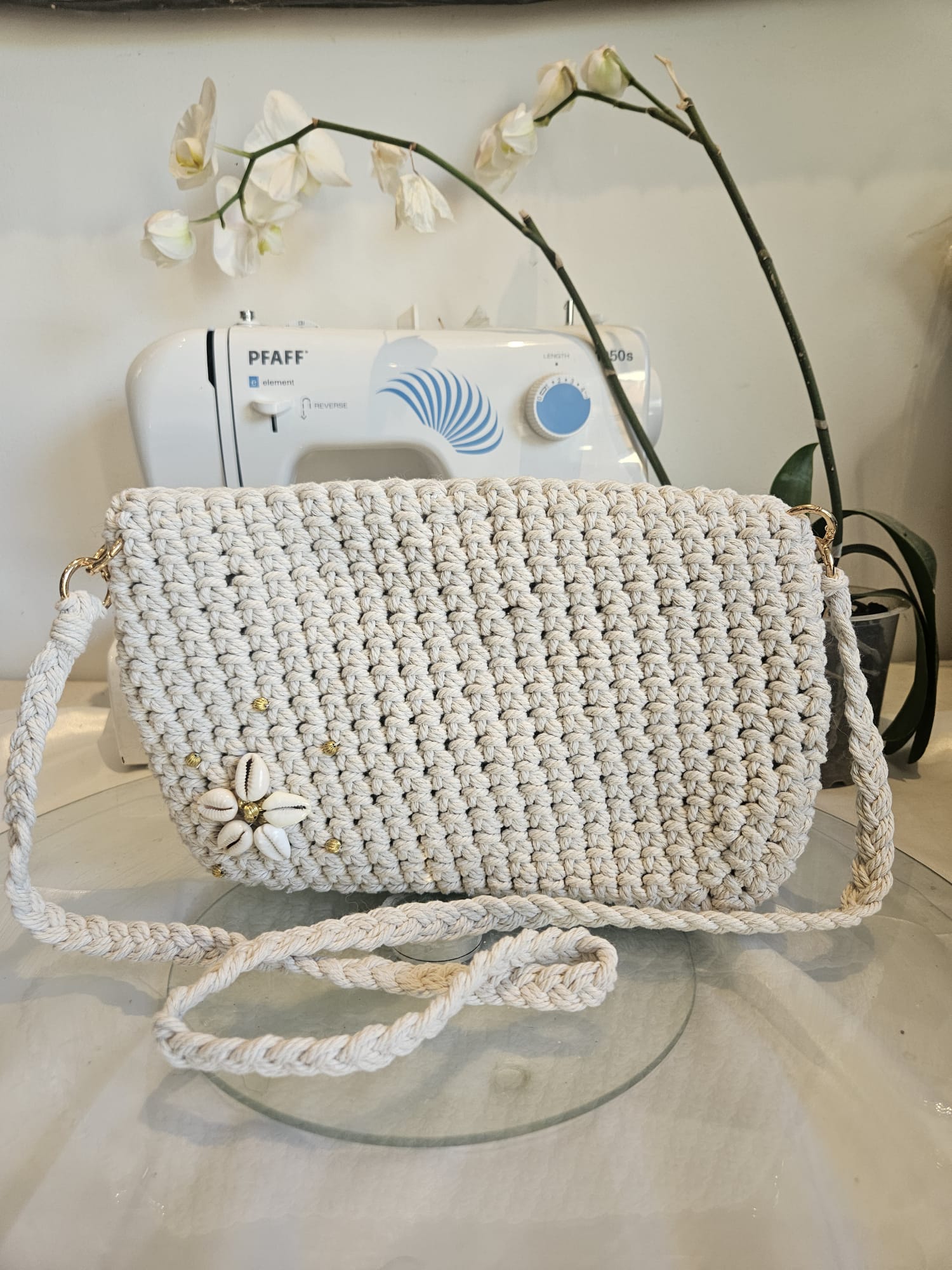 Sac bandoulière en crochet avec coquillages et perles dorées
