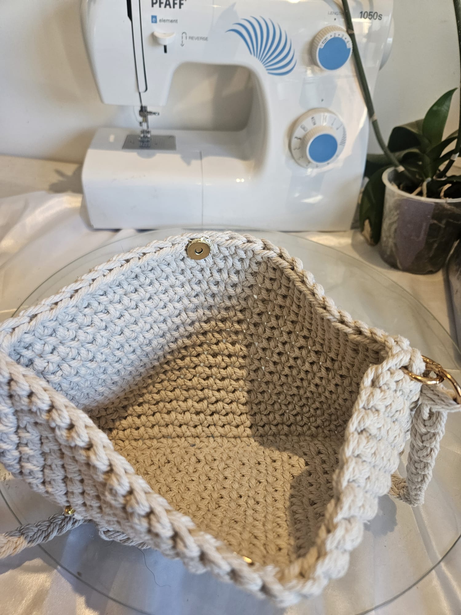 Sac bandoulière en crochet avec coquillages et perles dorées photo 1