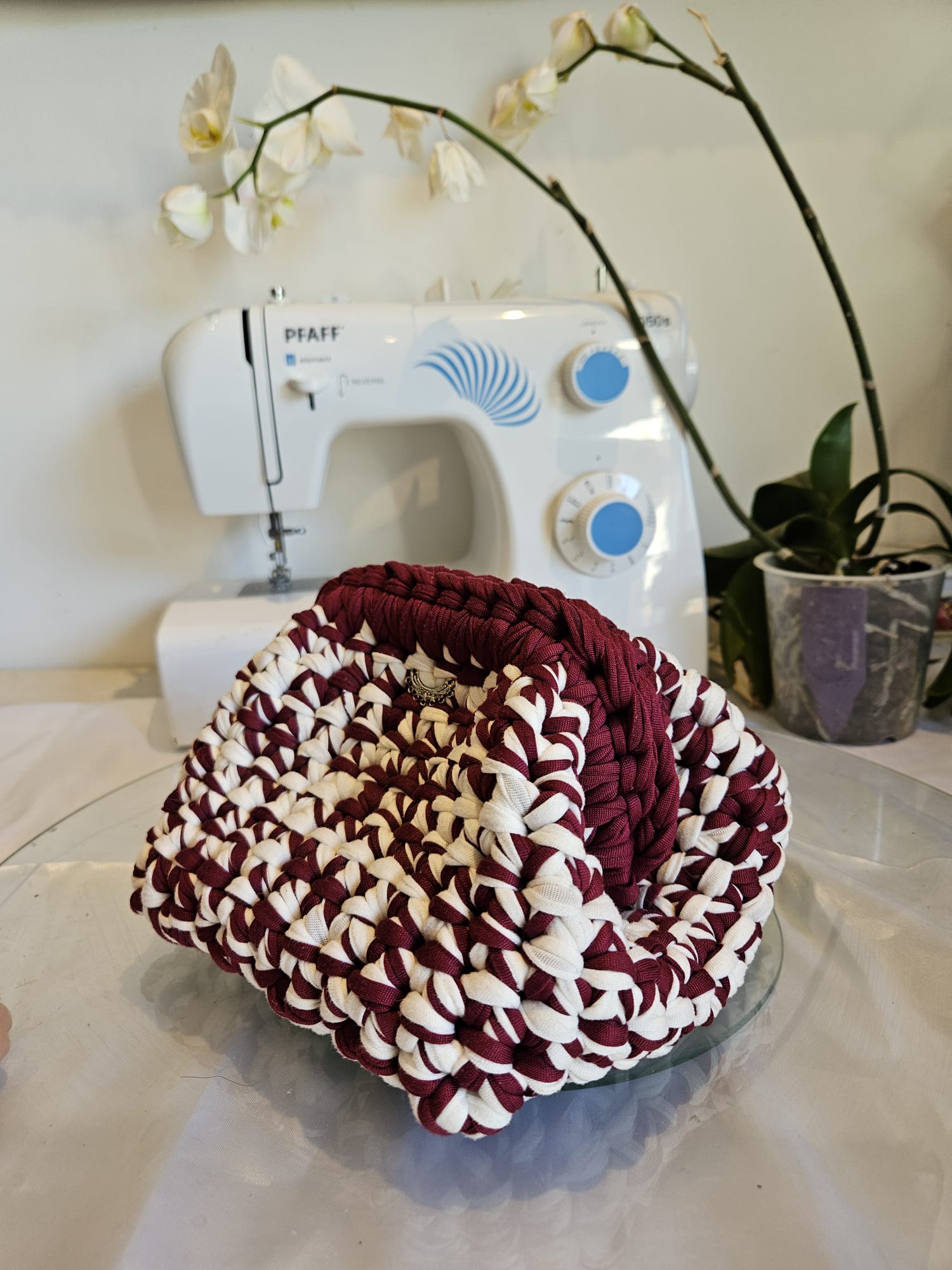 Pochette de maquillage en crochet – Bordeaux et blanc bicolore
