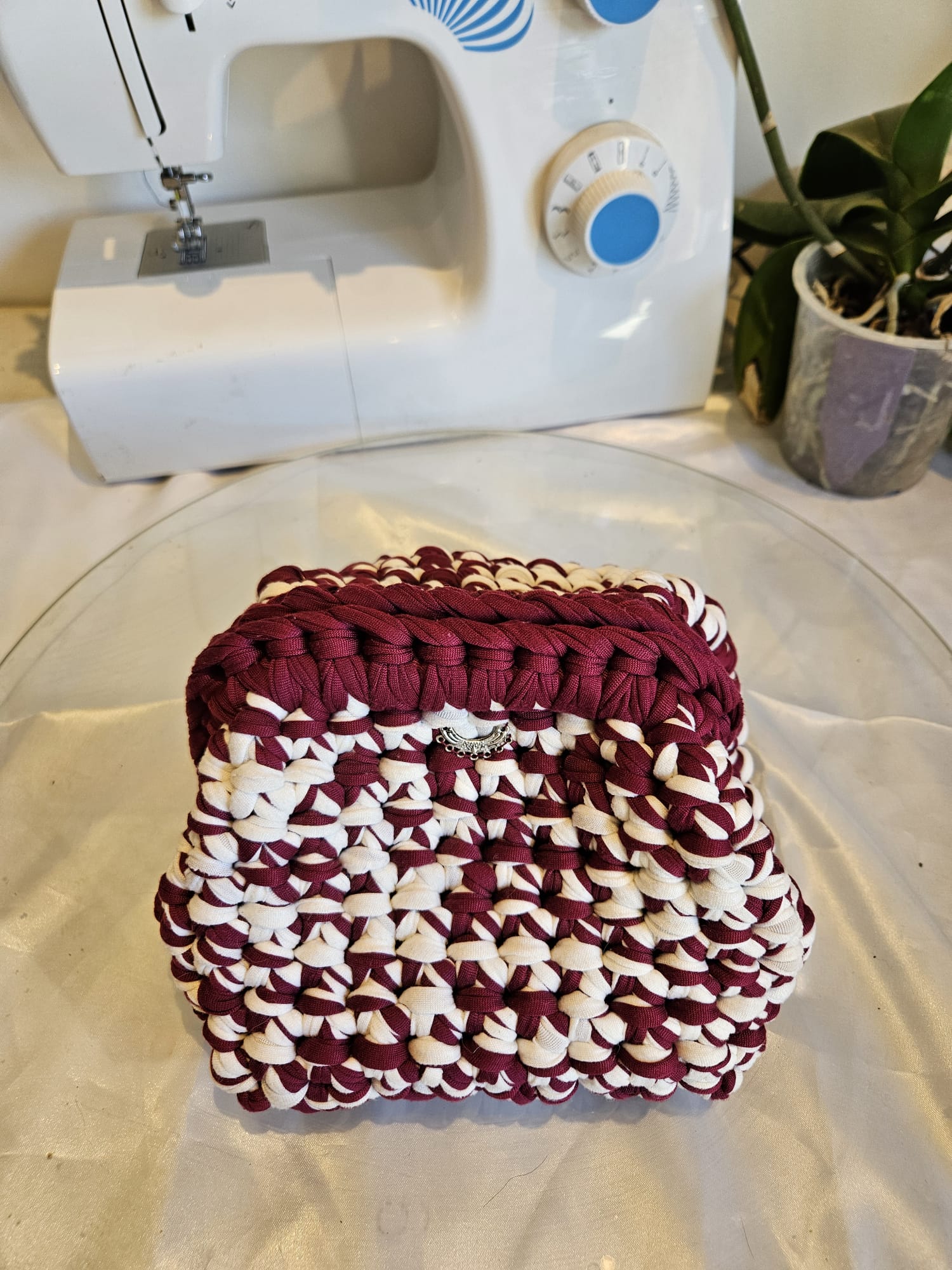 Pochette de maquillage en crochet – Bordeaux et blanc bicolore photo 2