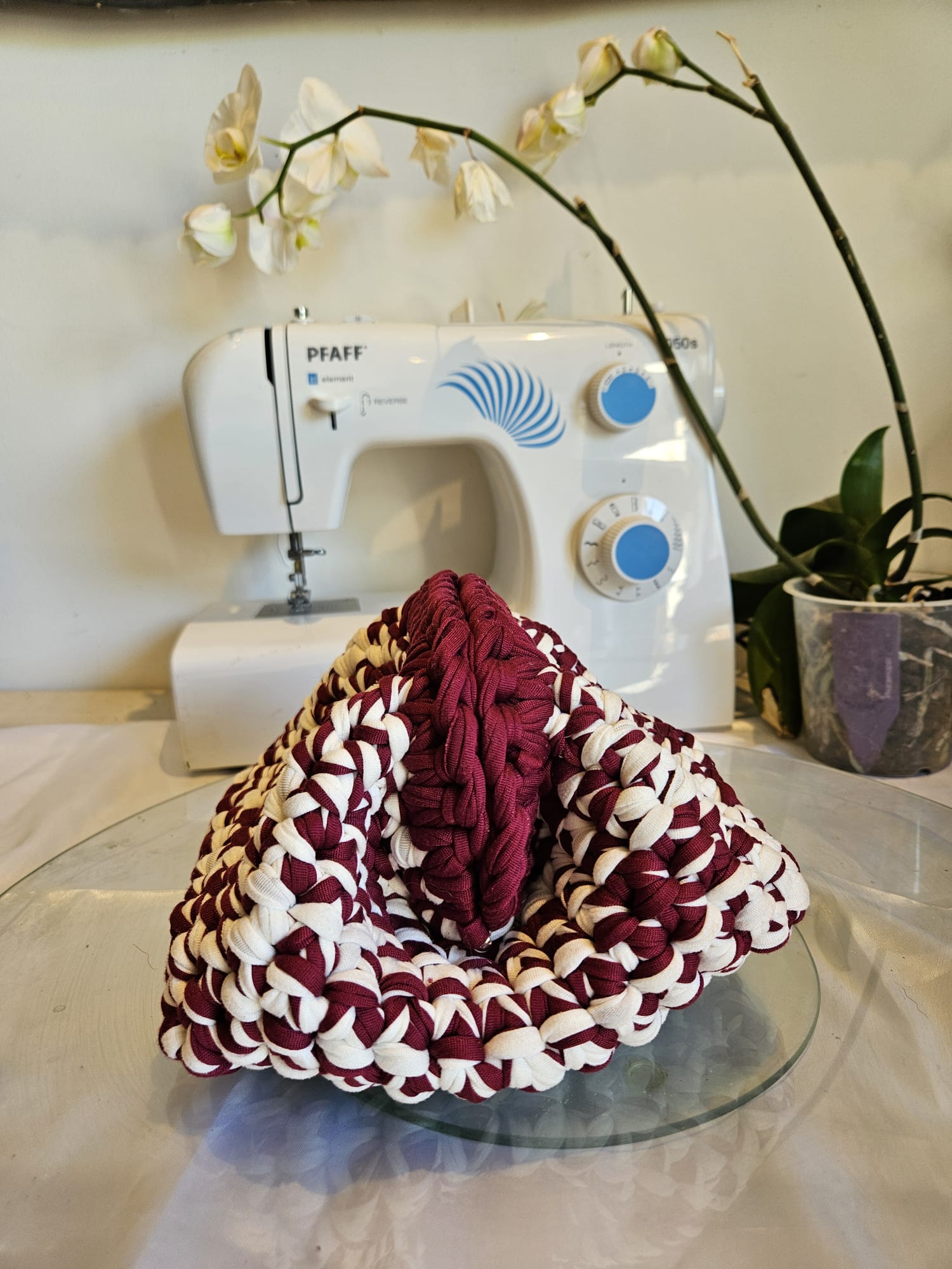 Pochette de maquillage en crochet – Bordeaux et blanc bicolore photo 3