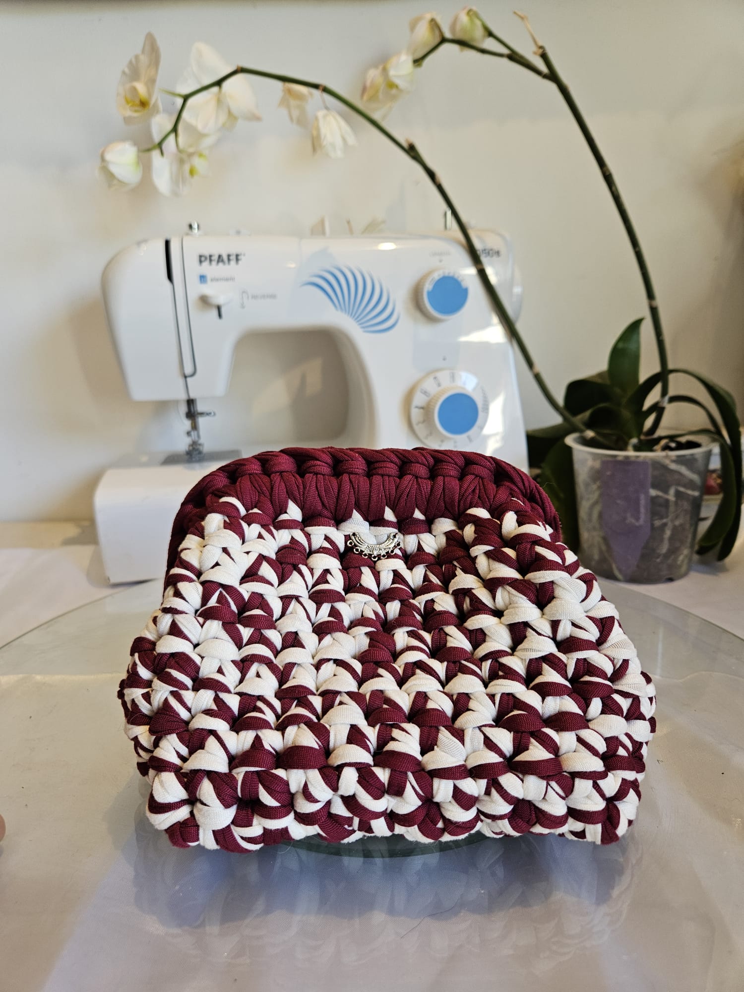 Pochette de maquillage en crochet – Bordeaux et blanc bicolore photo 4