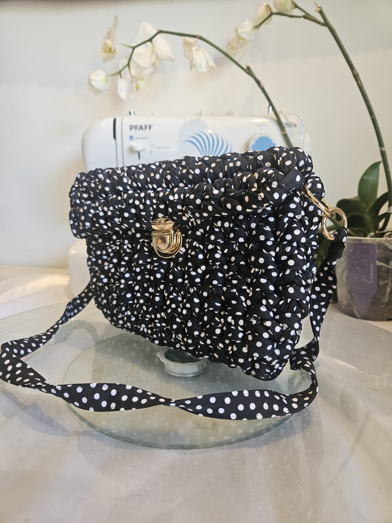 Sac à pois noir et blanc en crochet