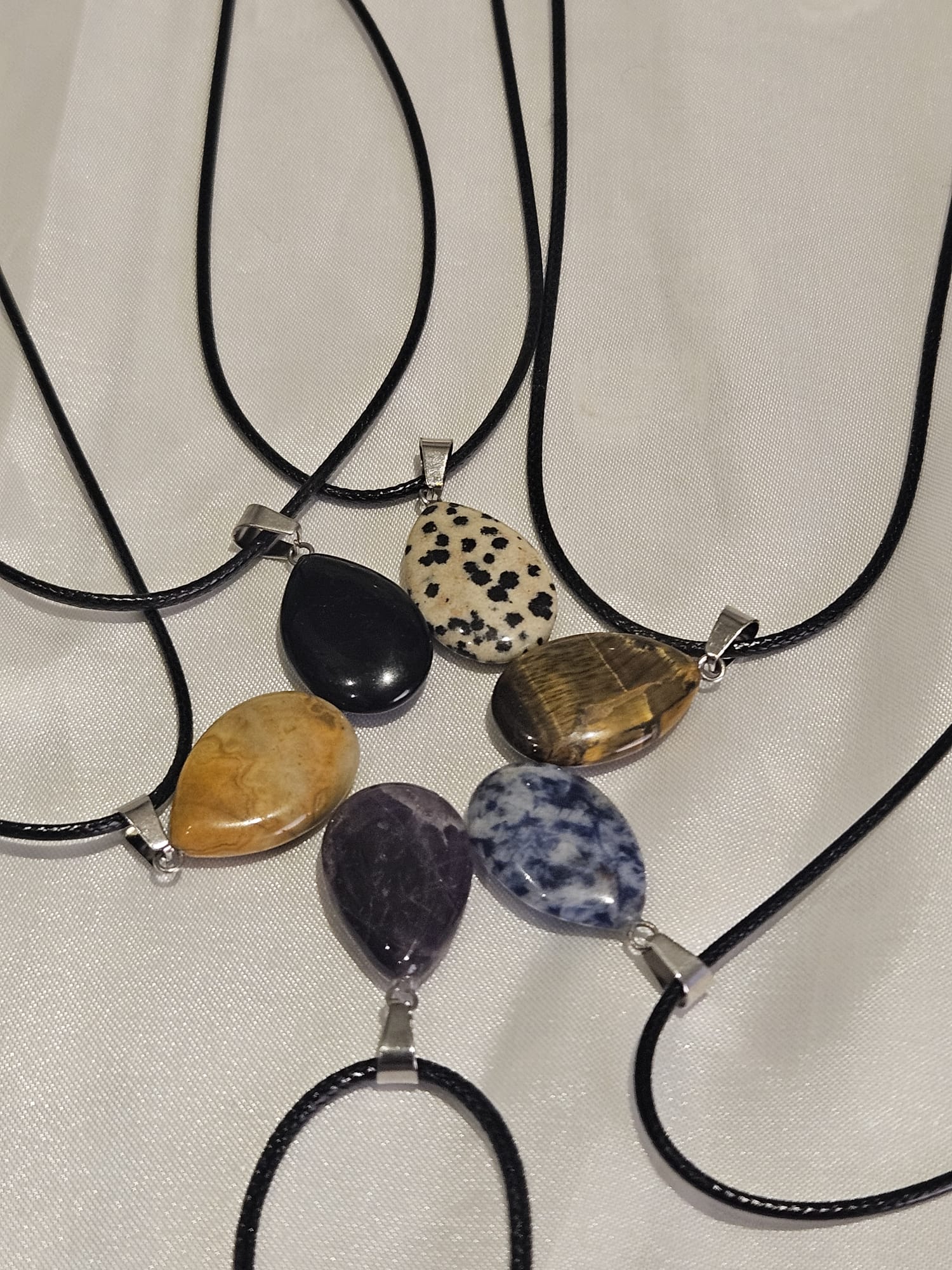 Collection de Colliers Goutte en Pierre Synthétique