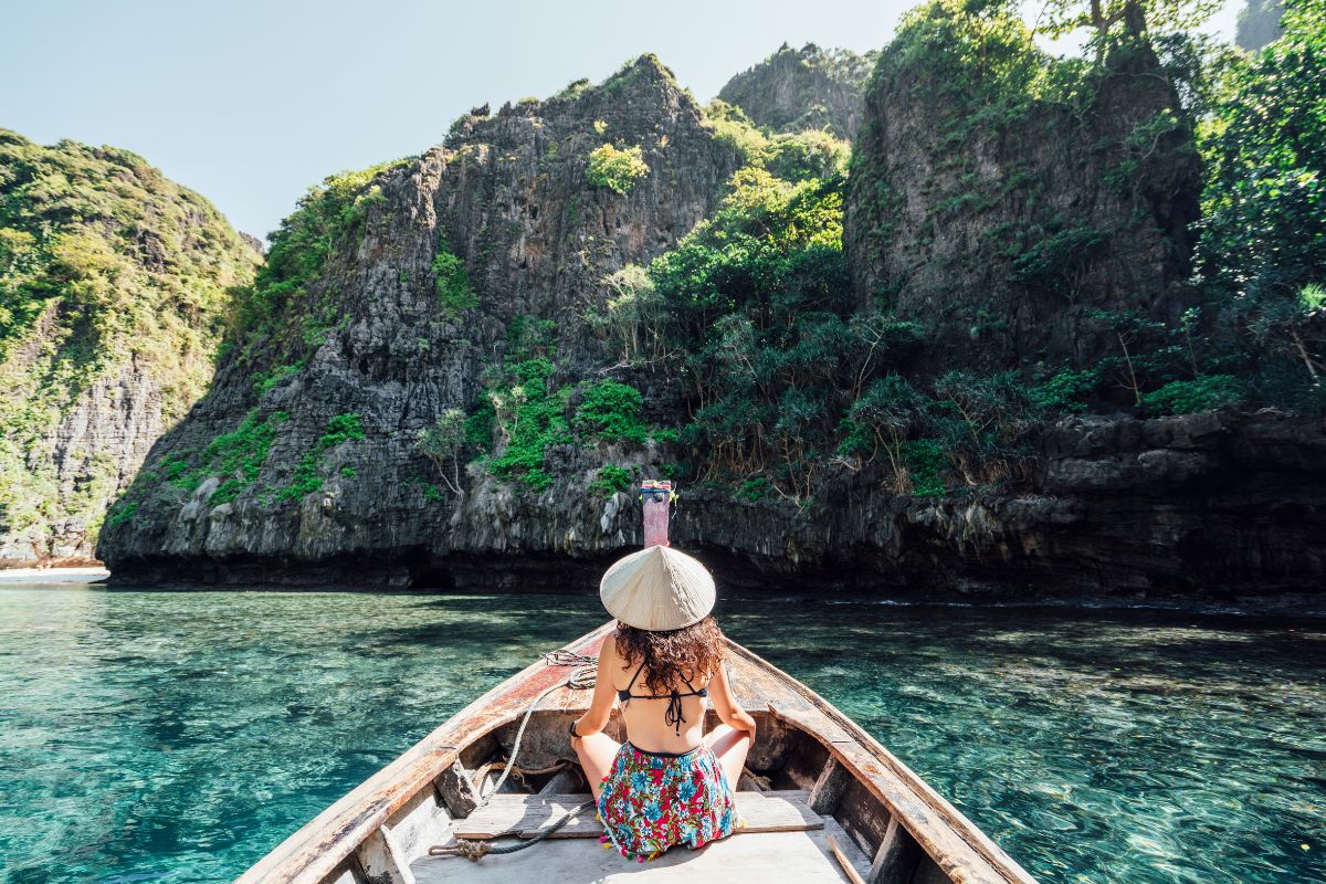 ผู้หญิงกำลังนั่งเรือหางยาว