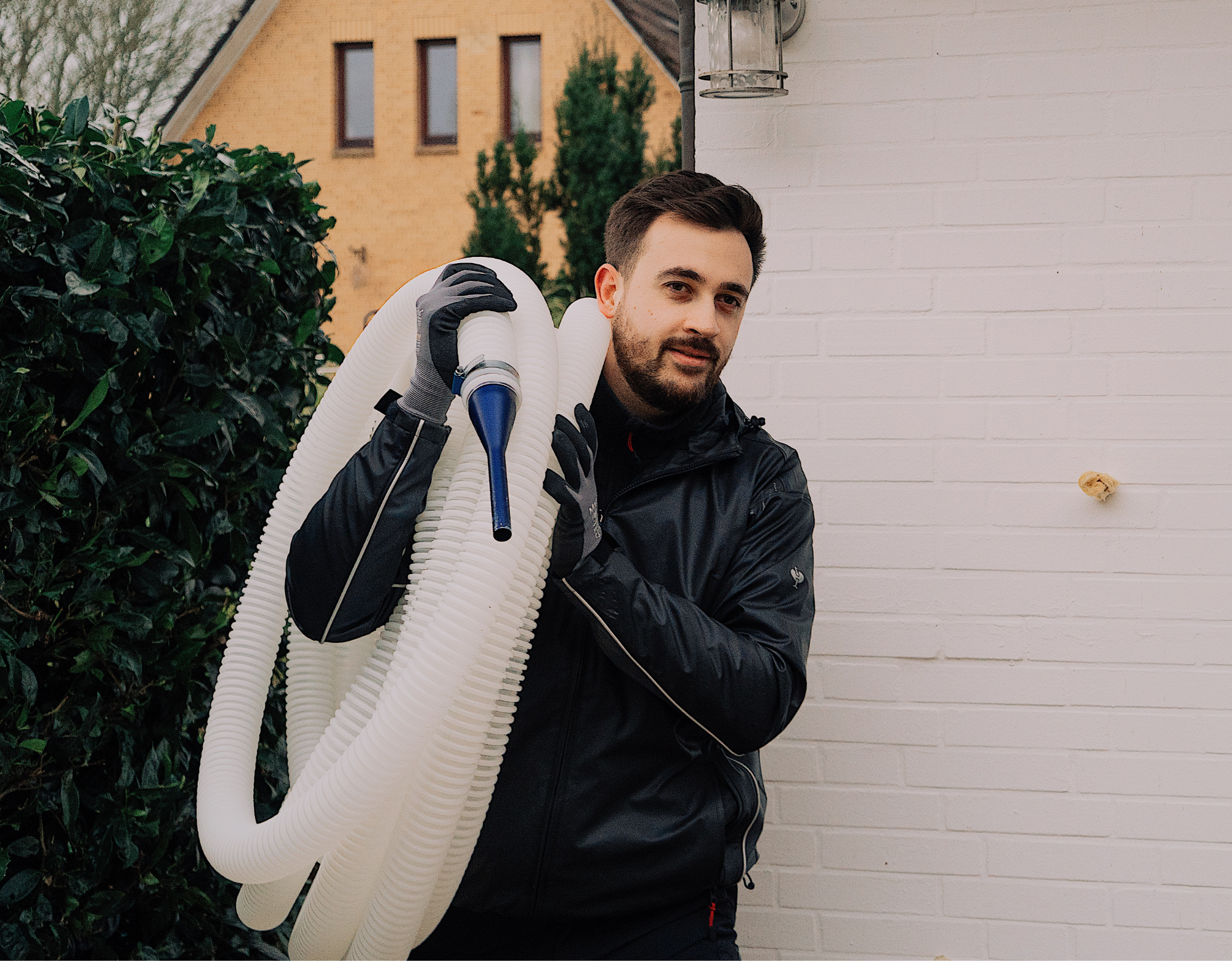 VARM Mitarbeiter mit Dämmschlauch