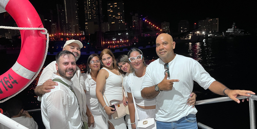 Crucero Noche Blanca en Cartagena: Cena, Barra Libre y Fiesta en Barco