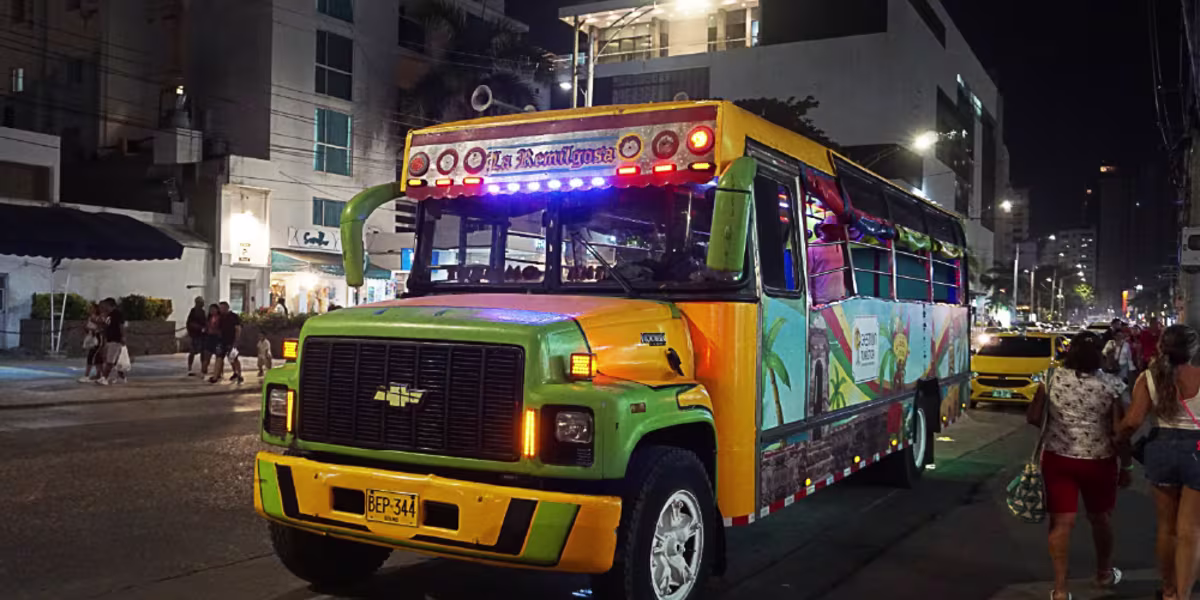 Chiva Rumbera en Cartagena: Tour Nocturno de Fiesta de 2 Horas