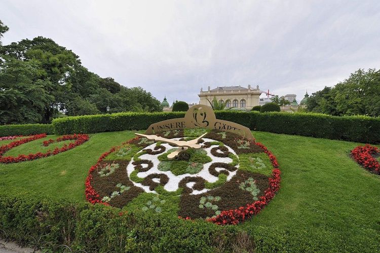 Stadtpark-Totale-mit-Blumenuhr.jpg