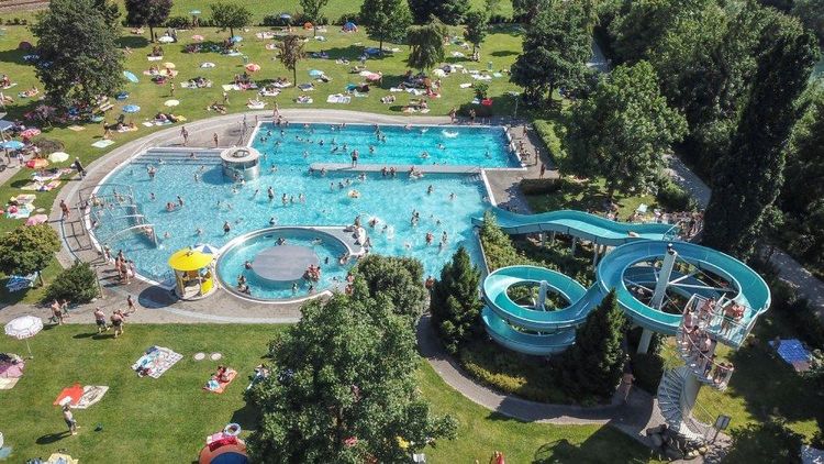 Schwimmbad Zell am Ziller.jpg