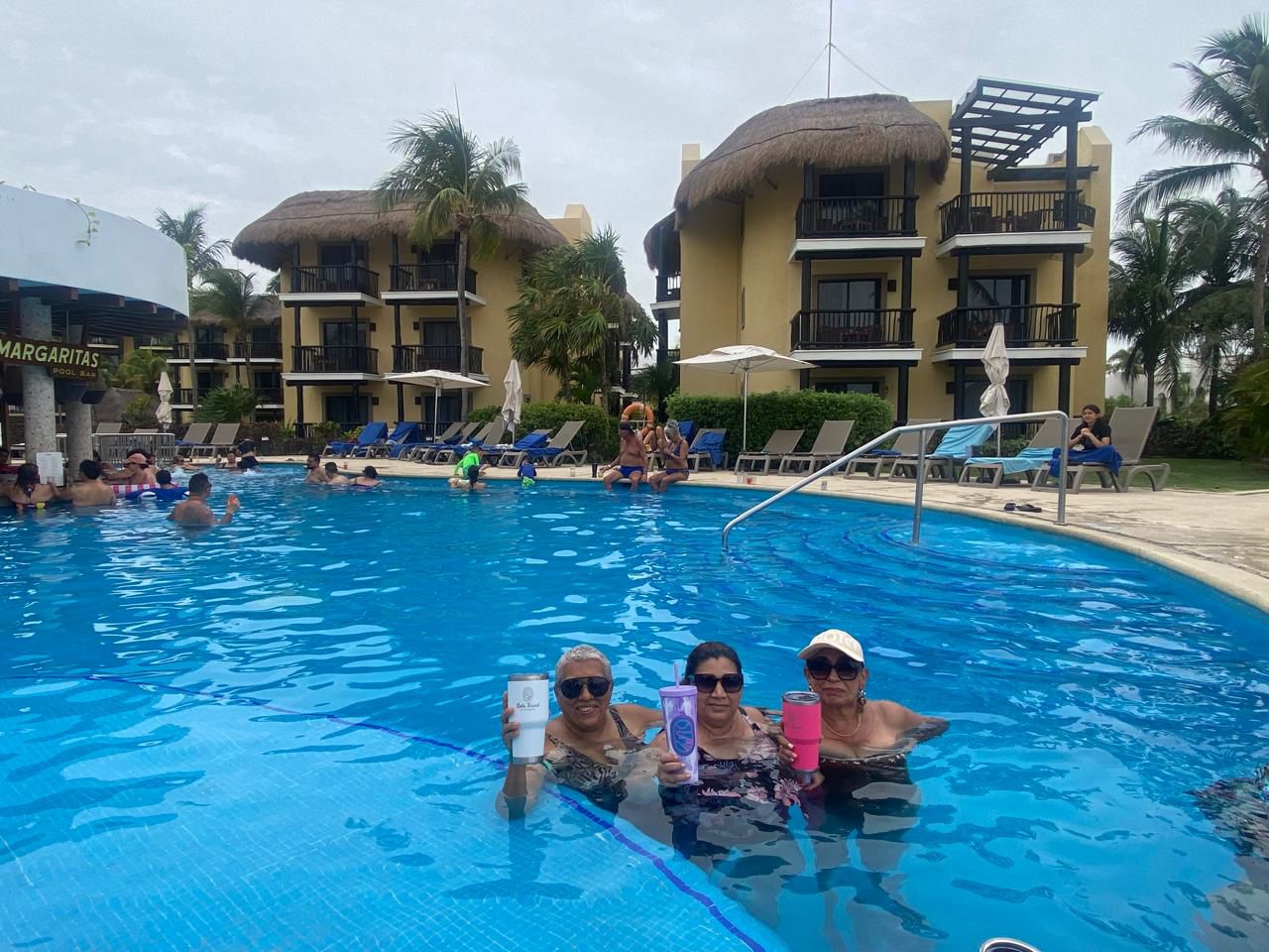 Amigos celebrando