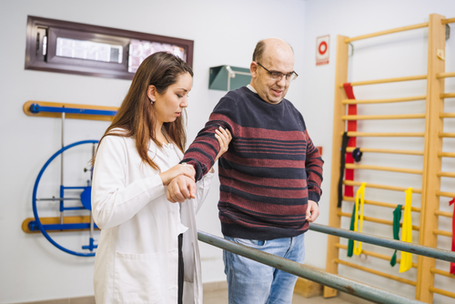 Fizyoterpist Nörolojik Rehabilitasyon uyguluyor.