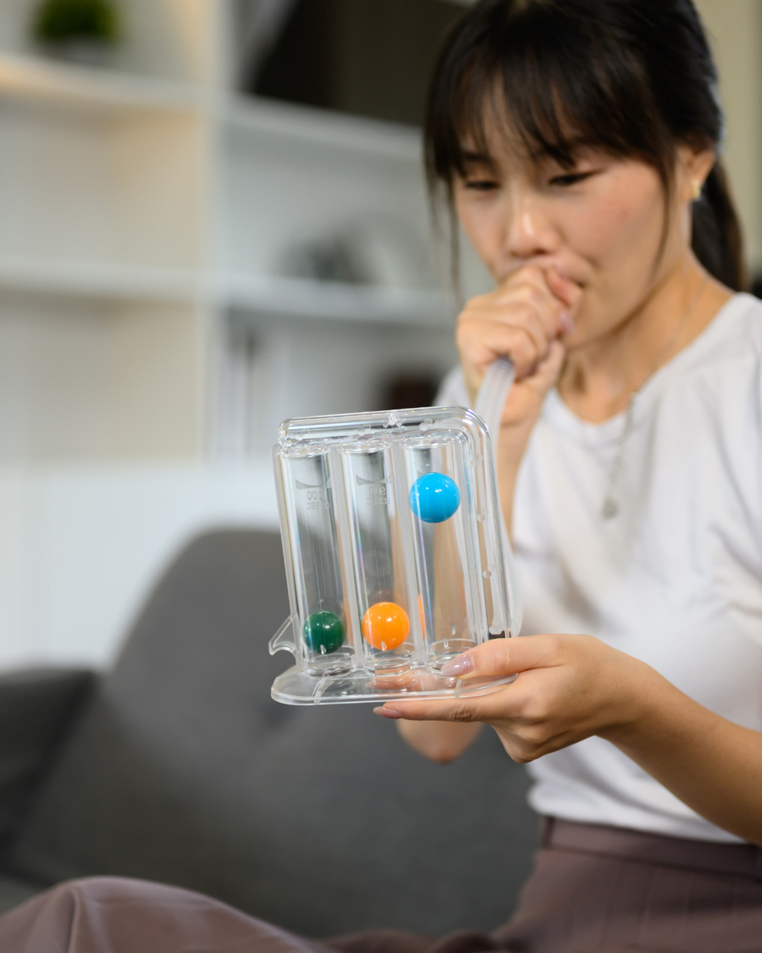 Fizyoterapist Kardiyopulmoner Rehabilitasyon uygulanmasına yardımcı oluyor.