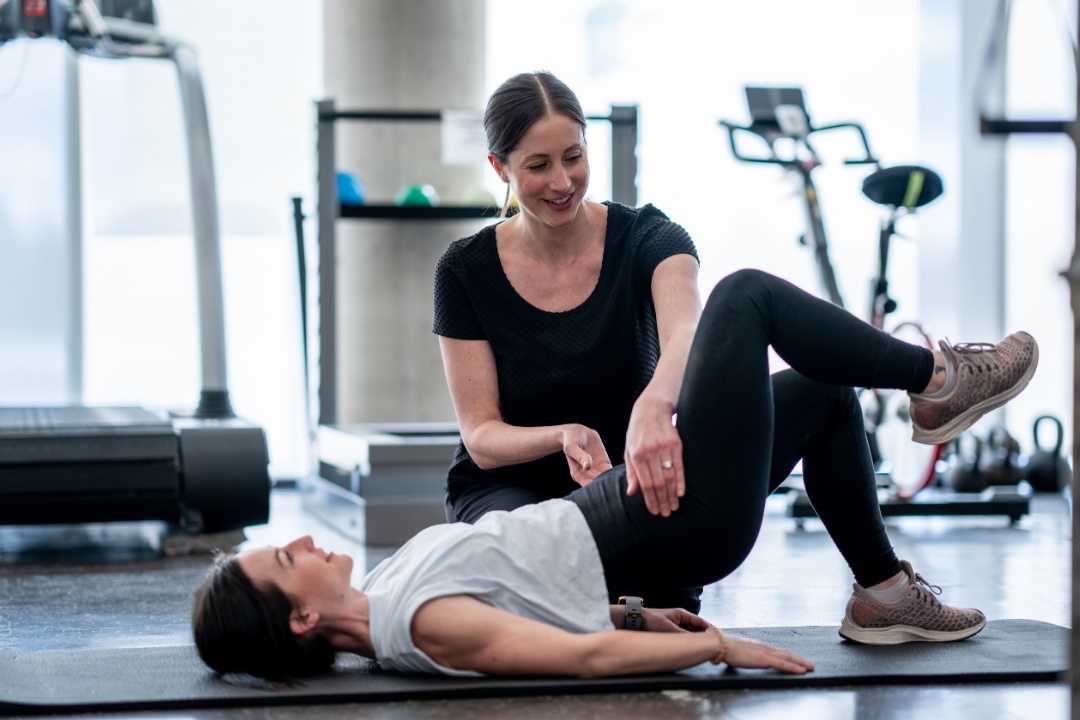 Fizyoterapist kadınlar için pelvik taban egzersizi uyguluyor.