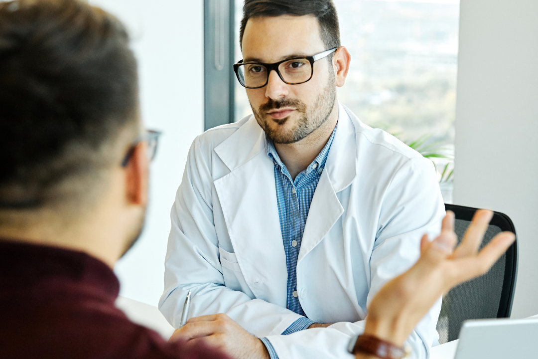 Fizyoterapist, erkeklere yönelik pelvik taban için detaylı değerlendirme yapıyor.