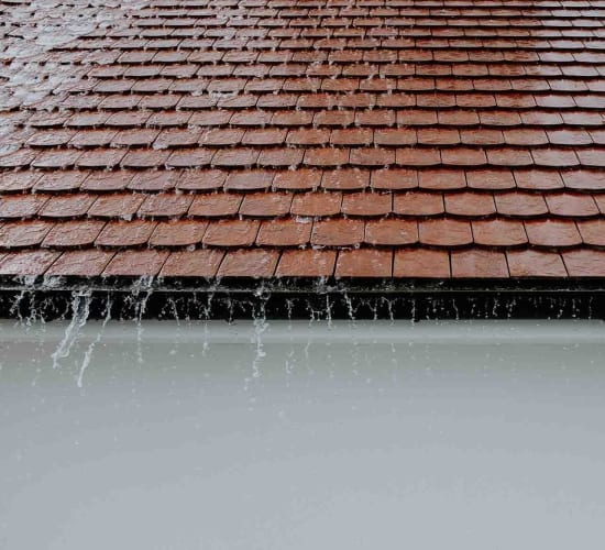 Tietoa ratkaisuista, joilla voidaan minimoida ulkoa tulevan kosteuden rasitus rakennukselle.