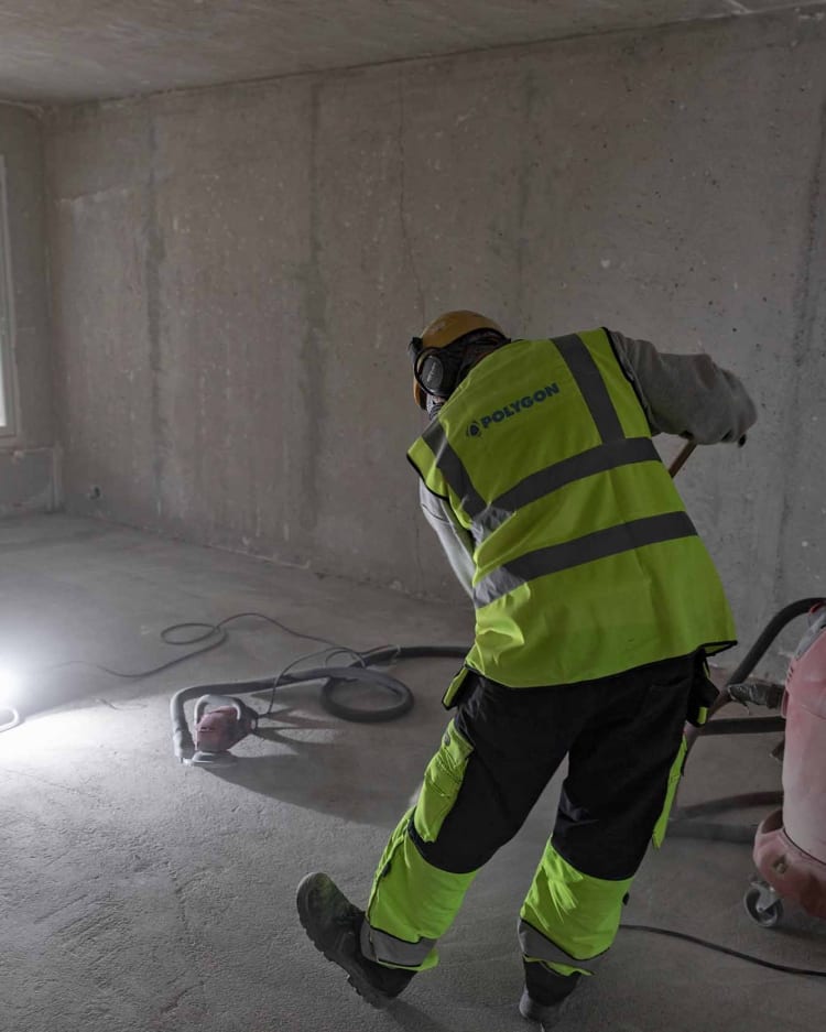 Polygon laajentaa toimintaansa Suomessa. Kuvassa Polygonin vahinkosaneeraaja purku- ja puhdistustöissä palokohteessa.