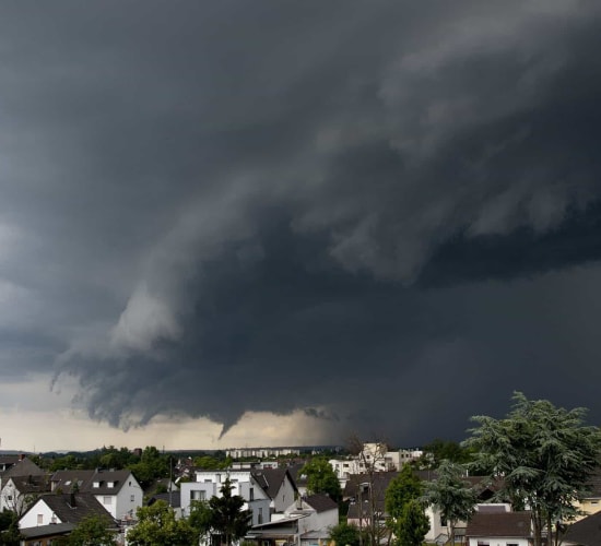 Tietoa myrsky-, tulva- ja luonnonkatastrofivahingoista ja niiden korjaamisesta.
